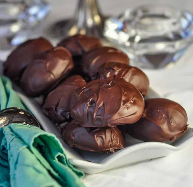 Schokoladige Kekse mit Kokosraspeln als Plätzchen ohne backen zum Kaffee