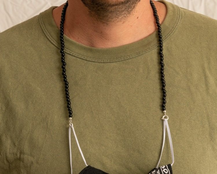 Schwarze Maskenkette selber machen mit Perlen für Männer