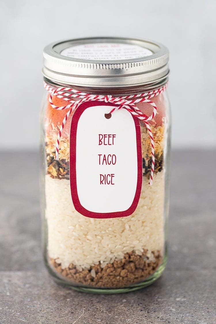 Taco Reis mit Rindfleisch im Glas als Geschenk aus der Küche