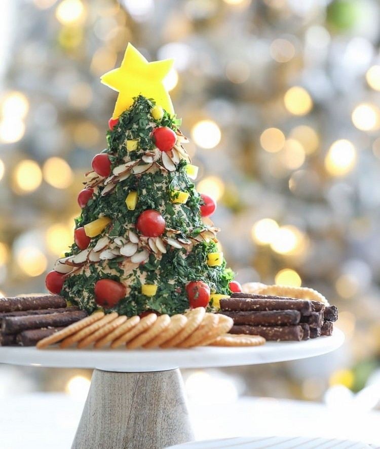 Tannenbaum aus Käse als Fingerfood zu Weihnachten