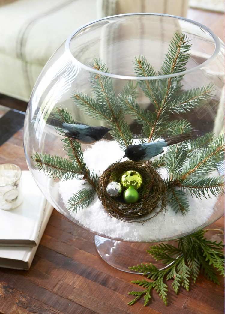 Tannenzweige Deko für Weihnachten im Glas mit Vögeln und Nest und Christbaumkugeln