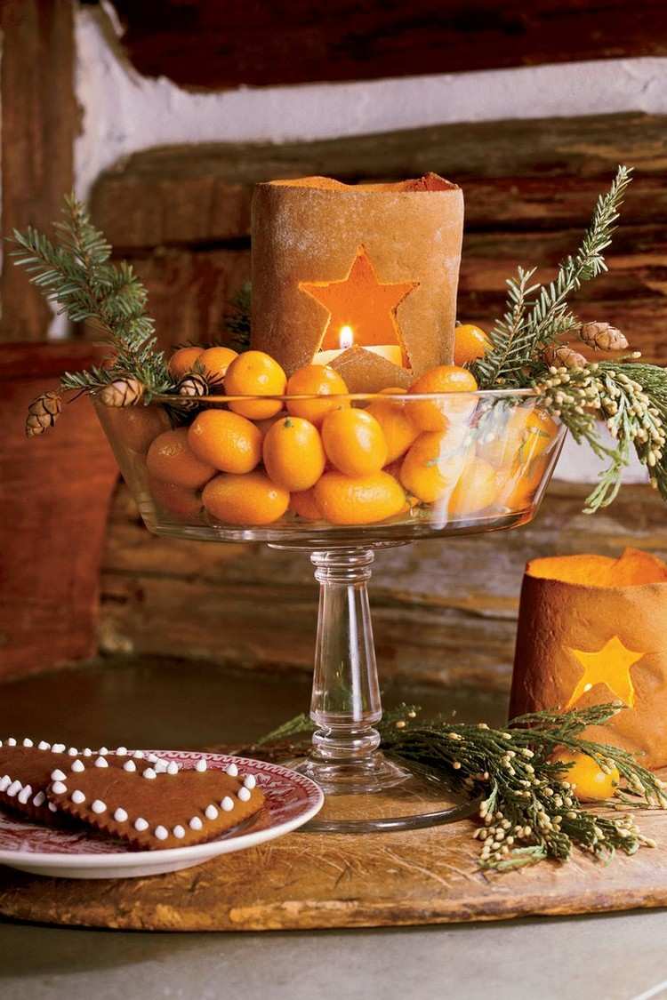 Tannenzweige dekorieren und Orangen und Lebkuchen und Windlicht zu Advent