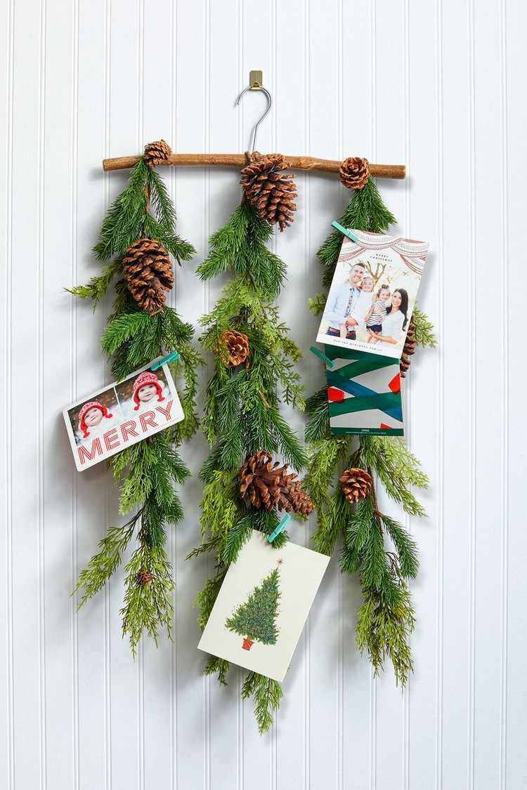 Tannenzweige weihnachtlich dekorieren an einem Kleiderbügel aufhängen
