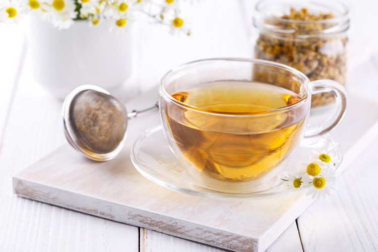 Tasse Kamillen Tee gegen Blähungen natürliches Heilmittel