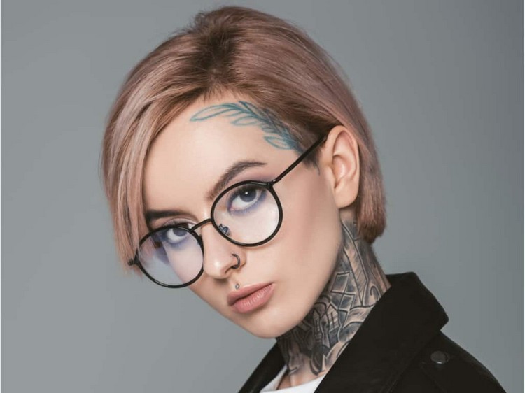 Tattoos am Nacken für Frauen Tattoo Trends 2021