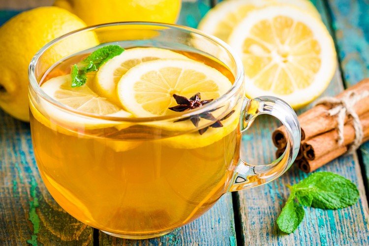 Tee aus Zimt Sternanis und Zitrone