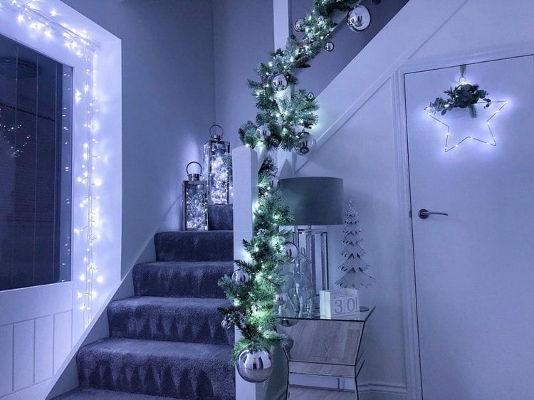 Treppe weihnachtlich dekorieren Weihnachtsbeleuchtung in kaltweiß