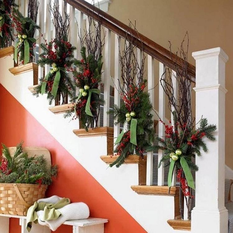 Treppengeländer weihnachtlich dekorieren mit Zweigen