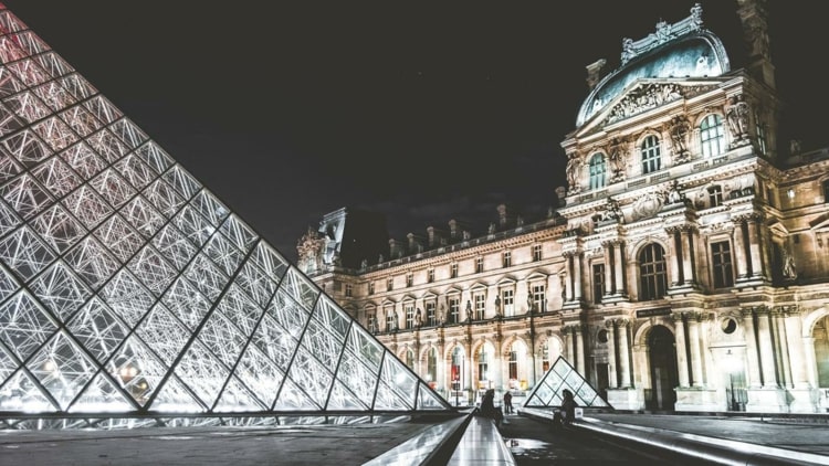 Virtuelle Reise nach Paris ins Louvre und die Mona Lisa anschauen