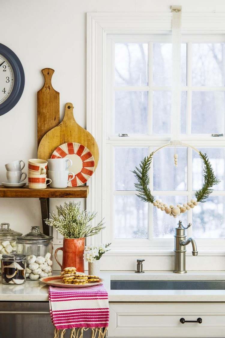 Weihnachtliche Fensterdeko aus Holz und Zypressenzweige