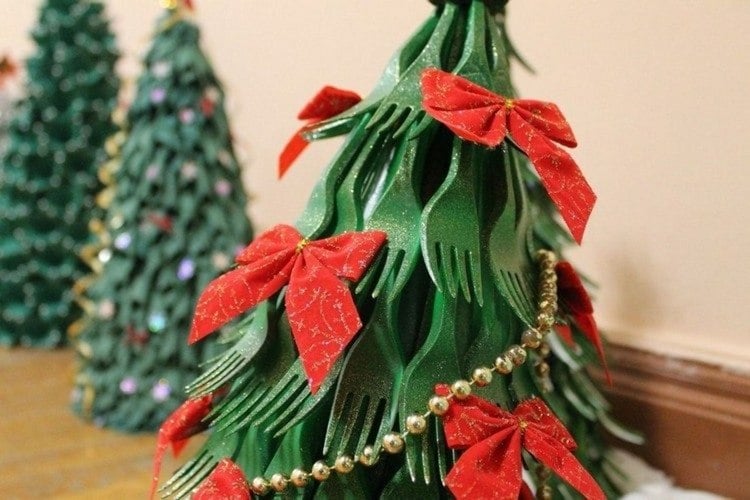 Weihnachtsbaum aus Plastikgabeln mit Schleifen dekoriert