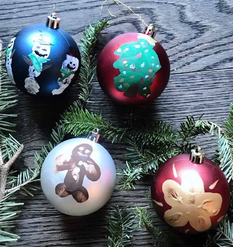 Weihnachtsbaumschmuck dekorieren mit Fingerabdrücken
