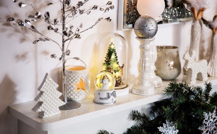 Weihnachtsdeko auf Konsolentisch im FLur in Weiß und Silber