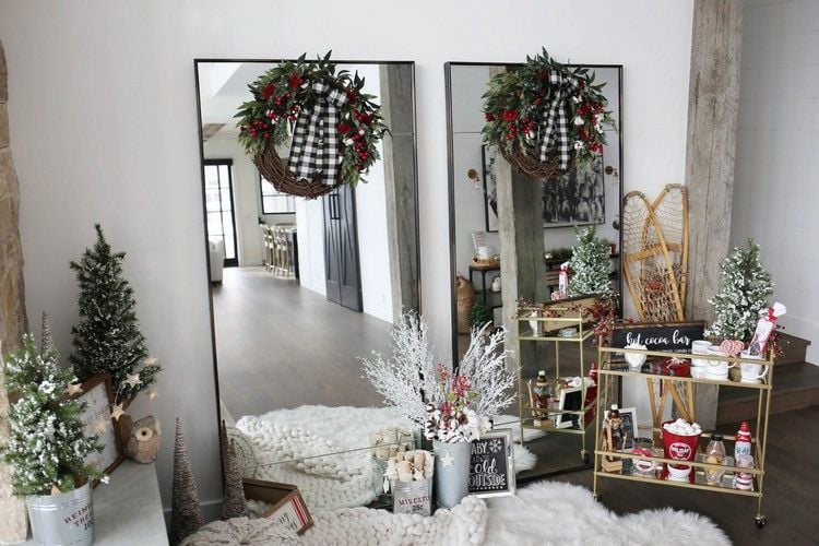 Weihnachtsdeko im modernen Landhausstil Spiegel dekorieren mit Kränzen