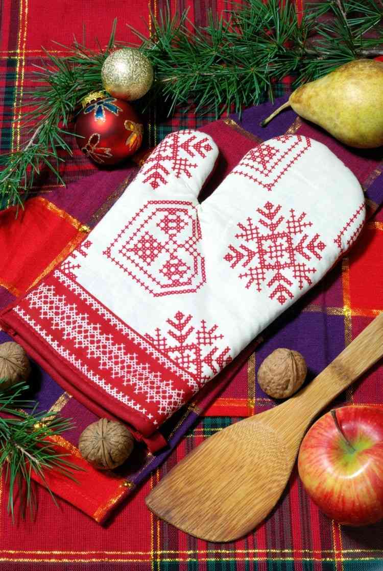 Weihnachtsgeschenke auspacken mit Ofenhandschuhen - Witziges Spiel für die ganze Familie
