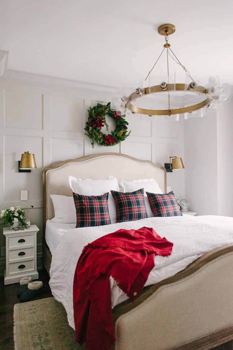 Weihnachtskranz und Textilien als Weihnachtsdeko fürs Schlafzimmer