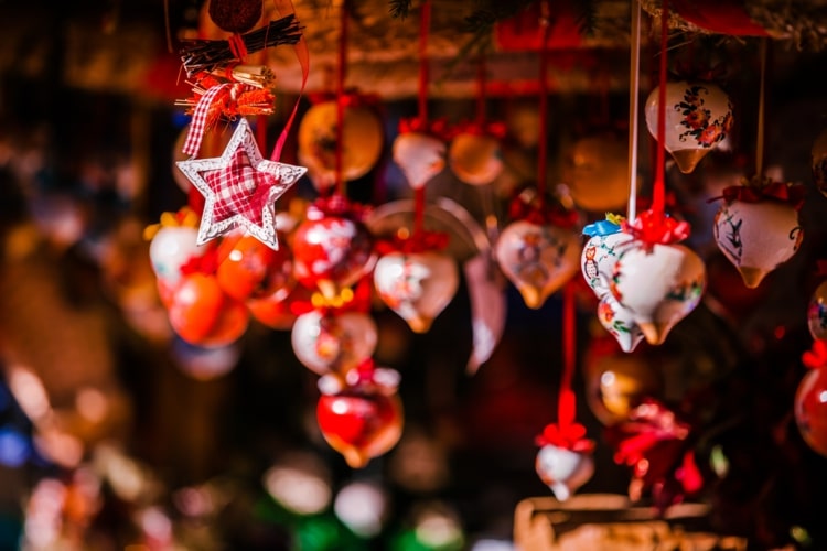 Weihnachtsmarkt zu Hause richtig dekorieren mit Weihnachtsdeko und typischen Elementen der Weihnachtsmärkte