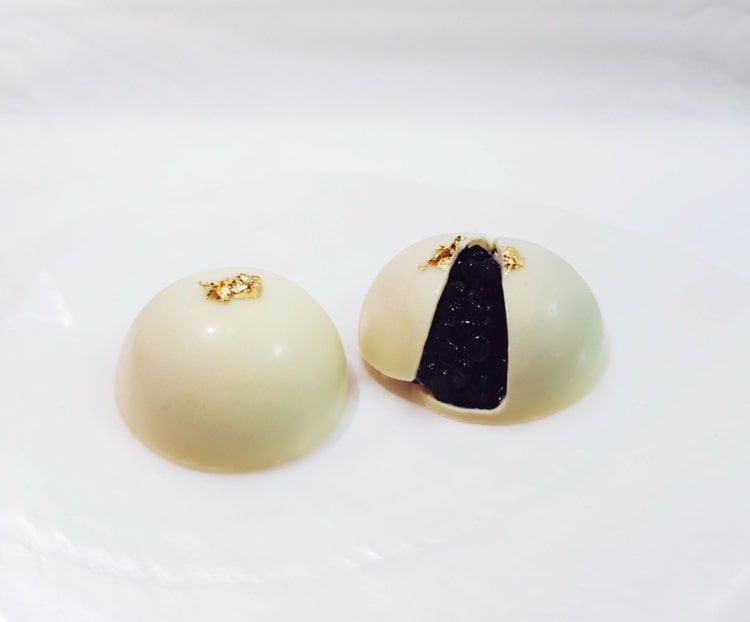 Weiße Schokolade und Kaviar für eine luxuriöse und schmackhafte Nascherei