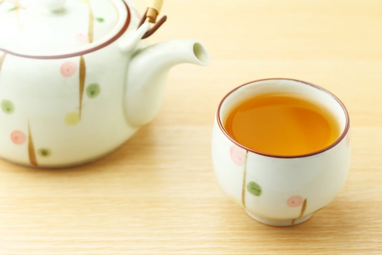 Welche Teesorten helfen bei Blähbauch und Völlegefühl