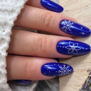 Winternägel in Marineblau mit Schneeflocken Designs