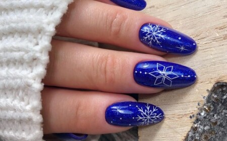 Winternägel in Marineblau mit Schneeflocken Designs