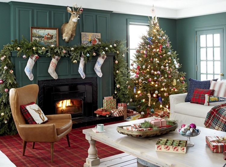 Wohnzimmer weihnachtlich dekorieren im Landhausstil Weihnachtsbaum Karomuster Teppich Tiermotive