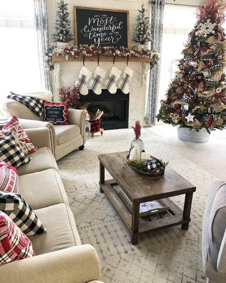 Wohnzimmer weihnachtlich dekorieren im Landhausstil Weihnachtsbaum in Zinkwanne