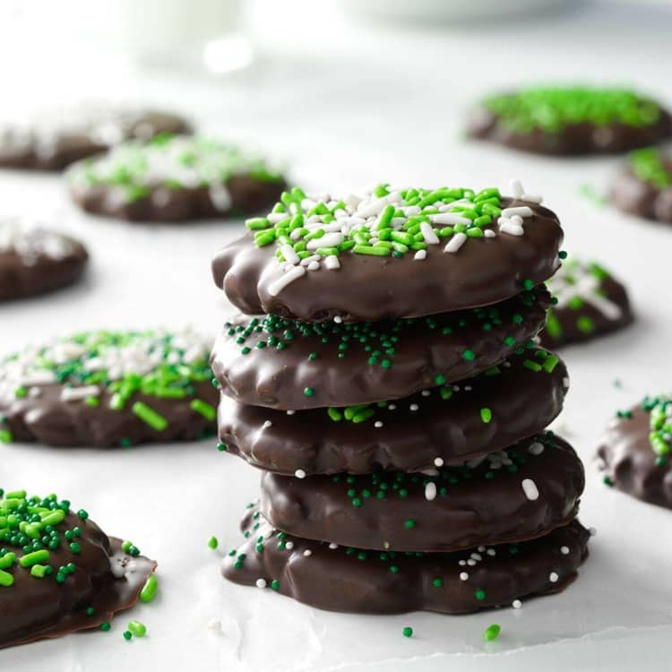 Zartbitter-Schokolade und Minze für Weihnachtsplätzchen, die nicht gebacken werden