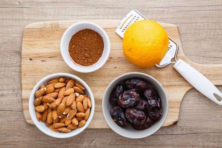 Zutaten für Energy Bites mit Datteln Kakao Mandeln und Orange