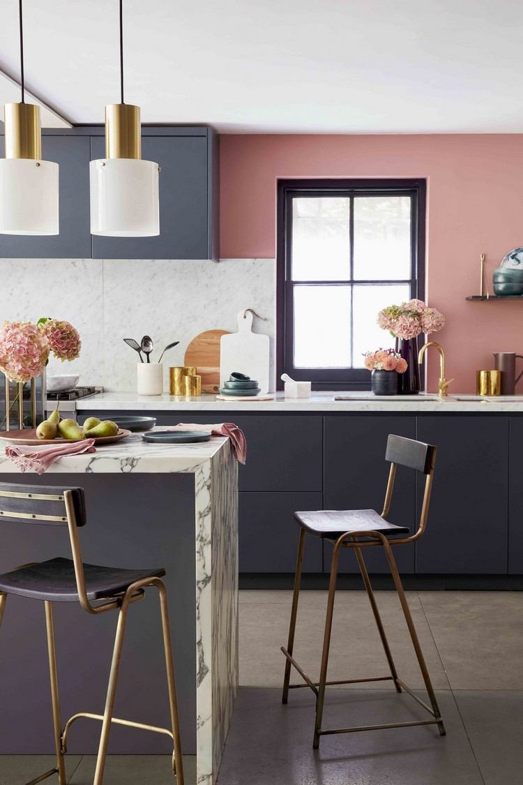 abgetönte Farben als Akzent in moderner Küche mit schwarzen Fronten