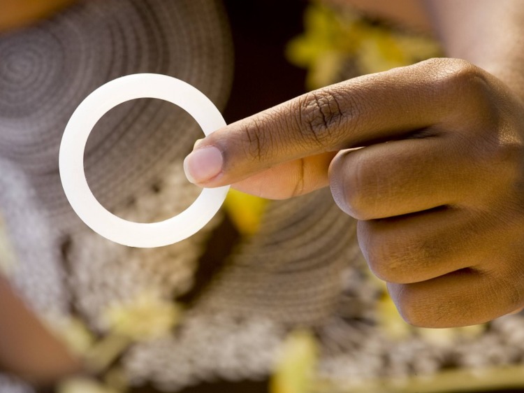 afrikanische frau hält einen ring aus silikon zur prävention von aids südlich von sahara
