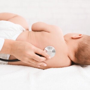 arzt untersuch neugeborene auf herzprobleme erkennen durch hauterkrankungen