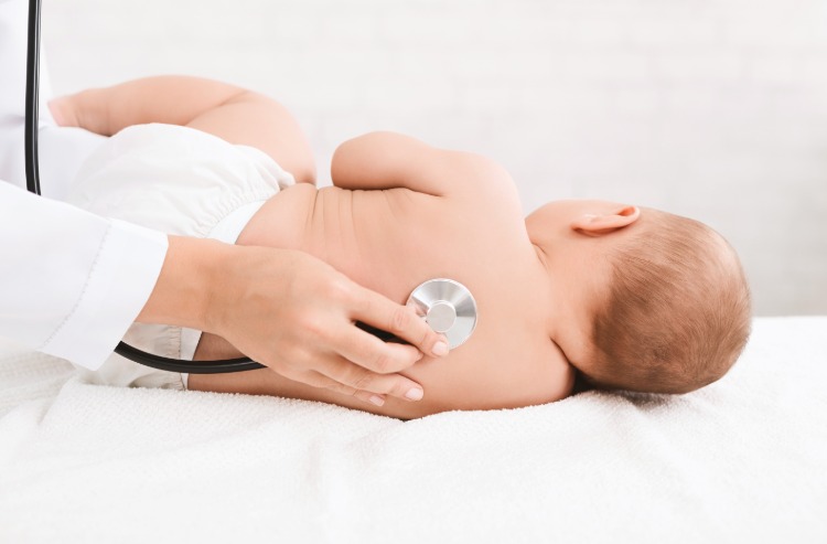 arzt untersuch neugeborene auf herzprobleme erkennen durch hauterkrankungen