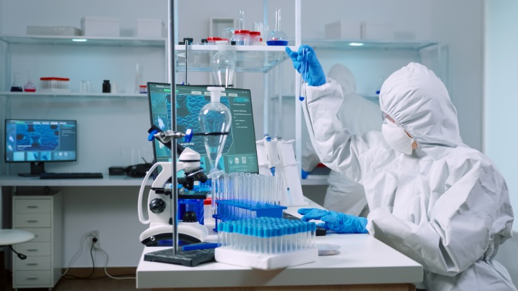 biochemiker im labor bei der entwicklung von krebstherapie als arzneimittel oder chemotherapie