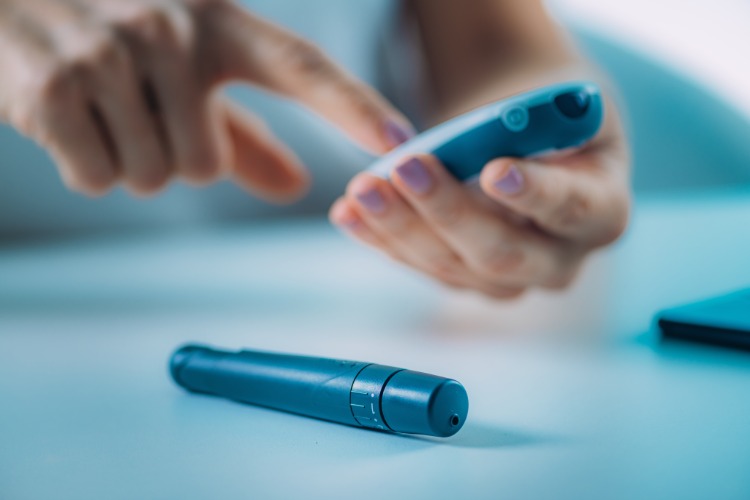 blutzucker mit blutzuckermessgerät bei hohem oder niedrigem insulinspiegel messen