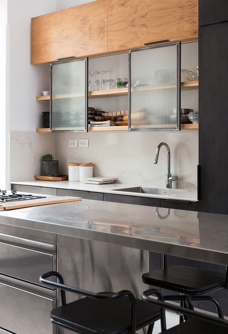 dunkle Küchenfronten kombiniert mit Edelstahl Arbeitsplatte und Holz Schränken