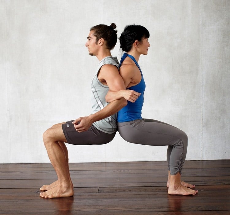 einfache Yoga Übung zu zweit Die Stuhlhaltung