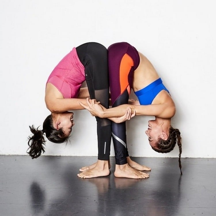 einfache yoga posen zu zweit stehende vorwärtsbeuge