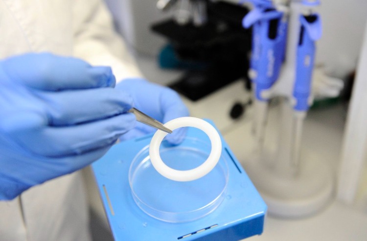 forscher zeigt neuartiger medikamentöser ring aus silikon für weibliche verbraucher beim sex