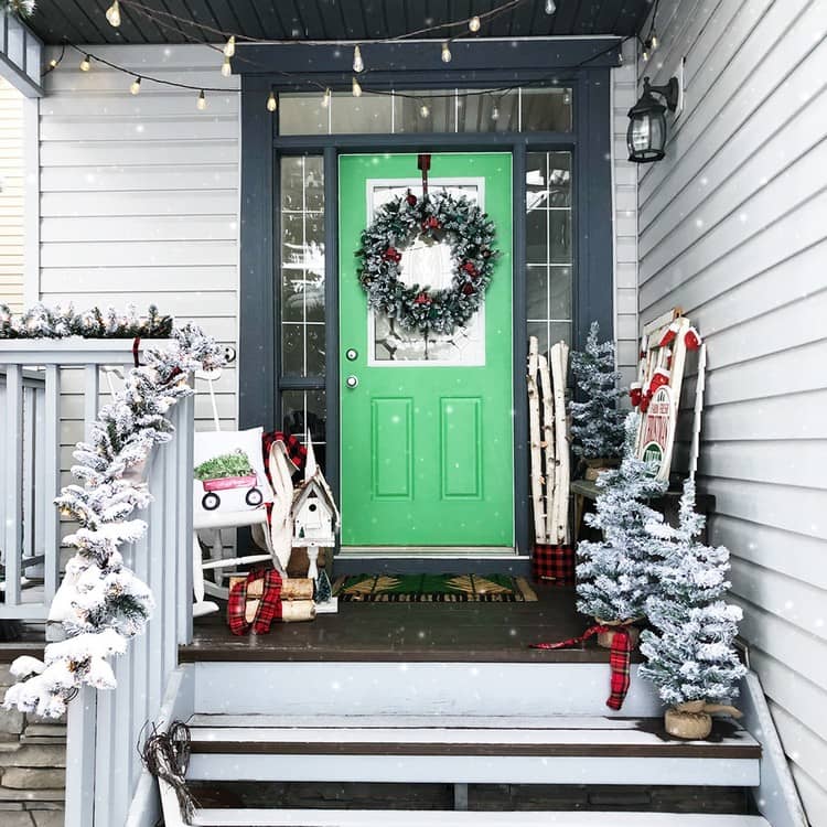 grüne Haustür mit großem Türkranz geschmückt festliche Hauseingang Deko
