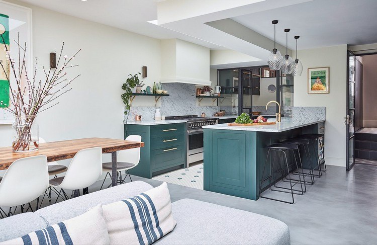 grüne Küche mit Naturstein Arbeitsplatte und Echtholz Esstisch