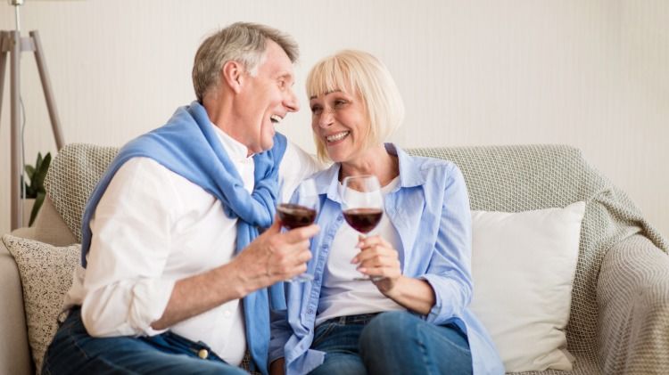 senioren trinken rotwein zuhause