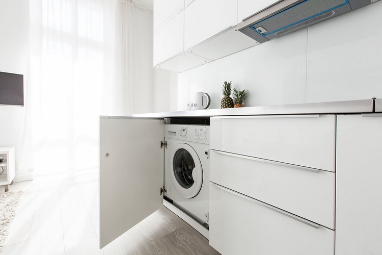waschmaschine in küche mit tür verkleiden