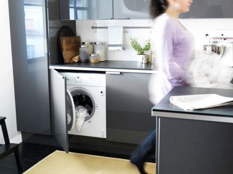 waschmaschine in küche mit tür