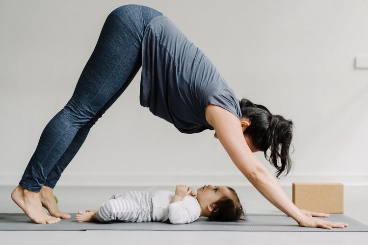 Abnehmen nach Schwangerschaft Übungen mit Baby
