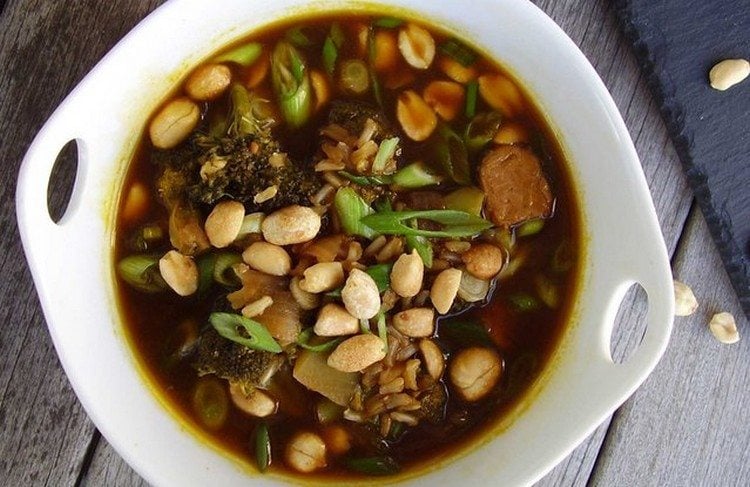 Asiatische Suppe mit Tempeh Brokkoli Reis und Ingwer