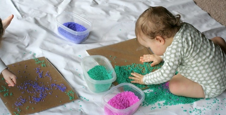 Auch Babys können mit Regenbogenreis spielen
