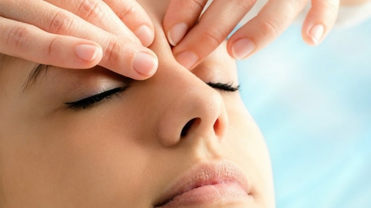 Augen entspannen mit einer einfachen DIY Augenmassage