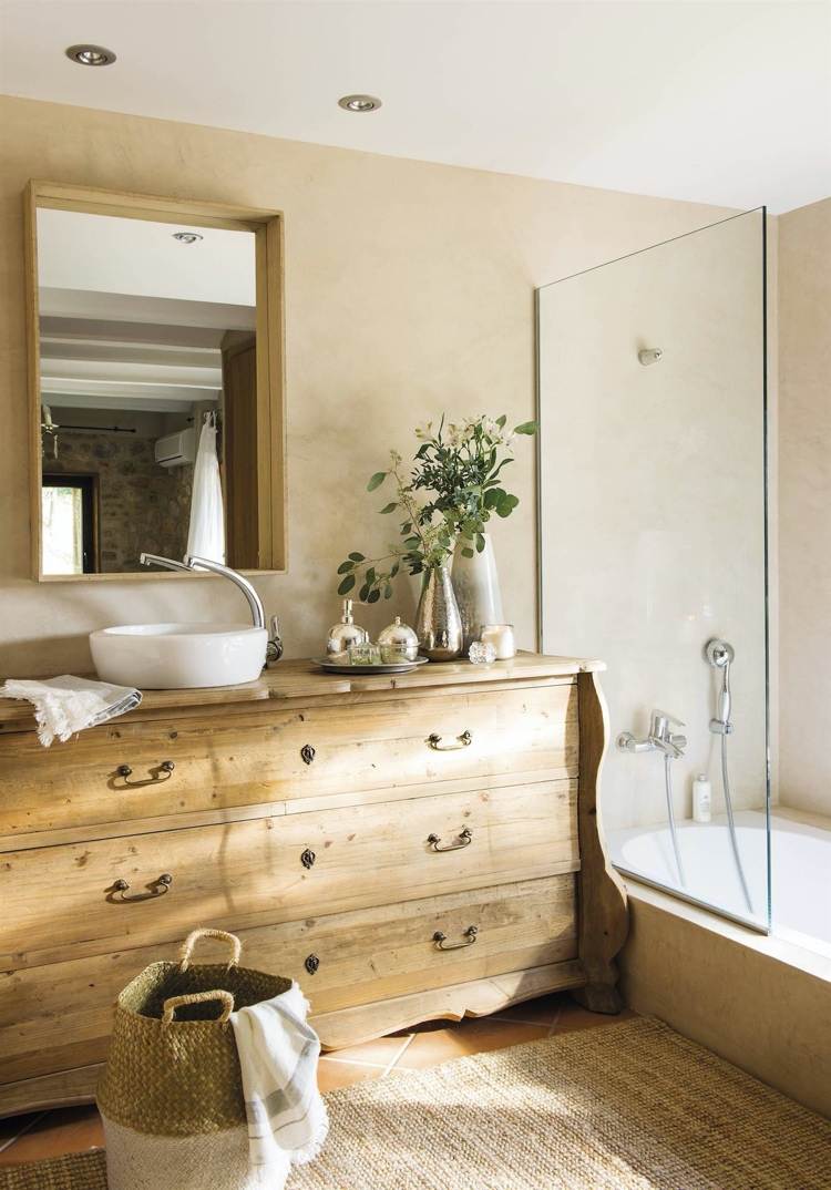 Badezimmer in Vntage Style mit Holzschrank als Waschtisch