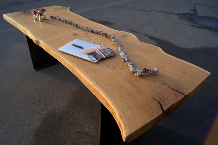 Baumkantentisch im Naturlook aus Eichenholz hergestellt